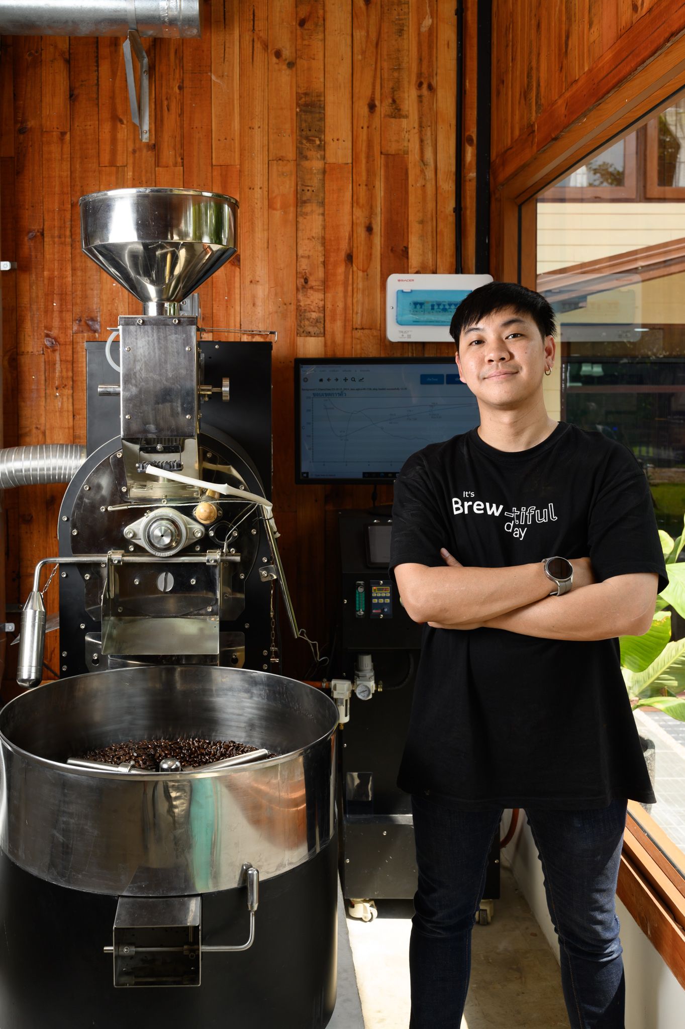 คุณจิมมี่ (รัชพล ชนะวงศ์) เจ้าของร้านกาแฟและโรงคั่วกาแฟชูใจ