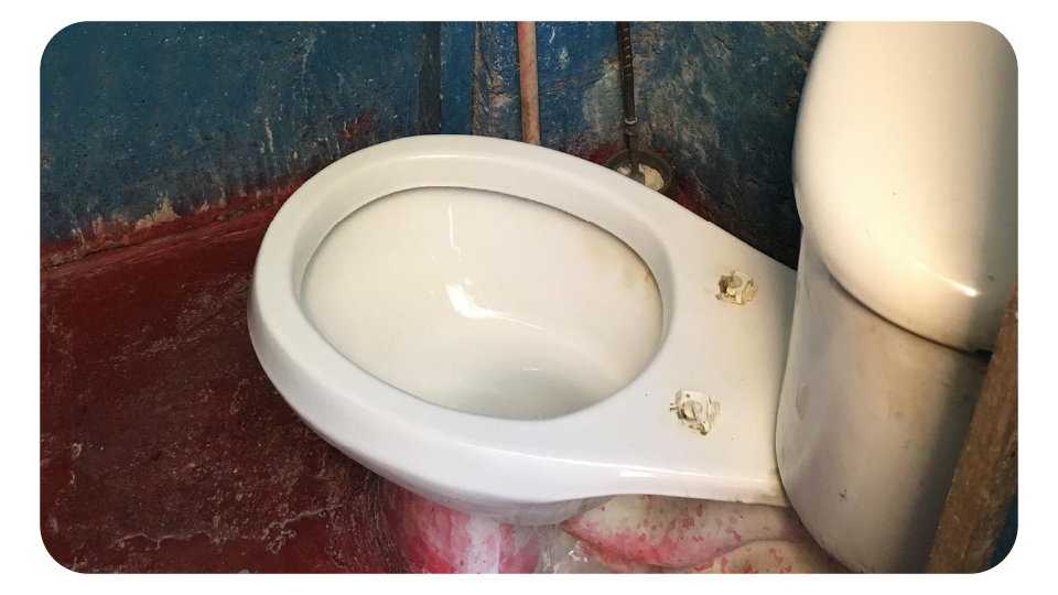 สุขภัณฑ์และชุดครัวเดิมที่ใช้งานไม่ปลอดภัยแล้ว ต้องรีโนเวทบ้านด่วน