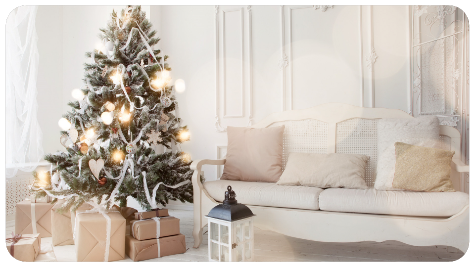 แต่งบ้านธีมคริสต์มาสด้วยการประดับต้นคริสต์มาสในห้องโทนสีขาว