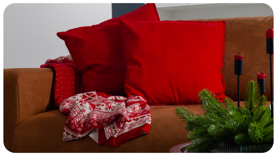 หมอนอิงสีแดงช่วยให้ห้องดูโดดเด่นและเข้ากับธีมคริสต์มาสได้อย่างลงตัว