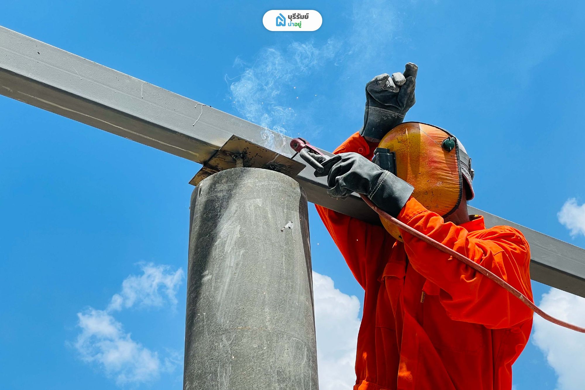 โครงหลังคาเชื่อมเองหน้างานคืออะไร? โครงหลังคา สำเร็จรูป vs เชื่อมเอง’ แบบไหนทนทาน ไม่เสี่ยงบ้านพัง?